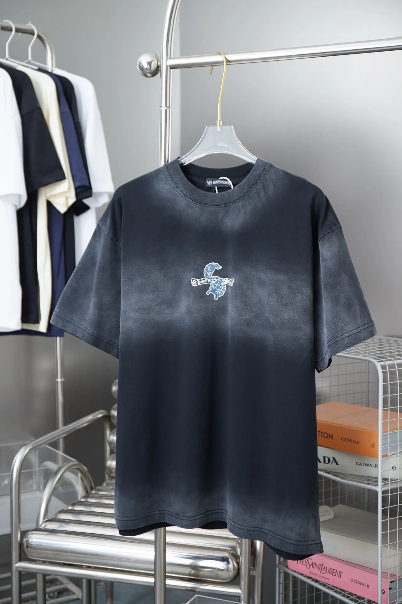 🅿️200 Ch*ome Hearte 25SS early spring new style, Croix heart logo printed short sleeves, light luxury, a must-have item for daily commuting for men and women, correct version, welcome to compare, detailed features · 320g 100% pure cotton double yarn jersey fabric · Custom dyed in the same vat, special thickened 32 count double-strand 1X1 thread · Digital direct printing ➕ Three-dimensional thick letter logo · Ready-to-wear dyeing Then do the faded fried snowflake process, then wash it to make it look old · General washing to improve the effect · Double needle stitching and cross-stitch process · Original main mark, washed tag, brand moisture-proof paper packaging Color: black/white Size: S/M/L/XL